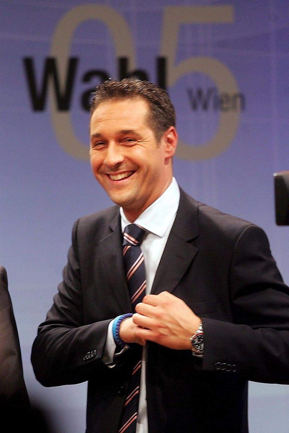 Am 4. April 2005 beschloss die freiheitliche Spitze, sich abzuspalten. Man taufte sich „Bündnis Zukunft Österreich“" (BZÖ) und wechselte farblich zu Orange. In der Koalition mit der ÖVP gab es einen fliegenden Wechsel: Aus Schwarz-Blau wurde Schwarz-Orange, da die FP-Regierungsmannschaft zum BZÖ übertrat. Haider wurde zum Vorsitzenden der neuen Partei gewählt. Die „alte“ FPÖ kürte indes am 23. April 2005 Heinz-Christian Strache (Bild) zum neuen Parteiobmann.