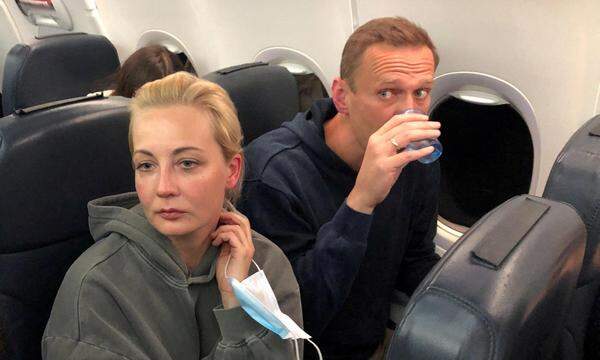 Archivbild vom 17. Jänner 2021: Julia Nawalnaja und ihr Mann Alexej Nawalny auf dem Flug von Berlin nach Russland, wo Alexey unmittelbar nach Ankunft festgenommen wurde.
