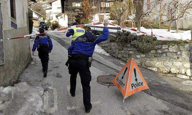 Die Polizei in der Nähe des Tatorts im Schweizer Ort Daillon.