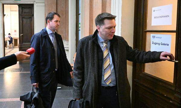 Thomas Schmid (l.) und sein Anwalt Roland Kier am Freitag auf dem Weg in den Verhandlungssaal.
