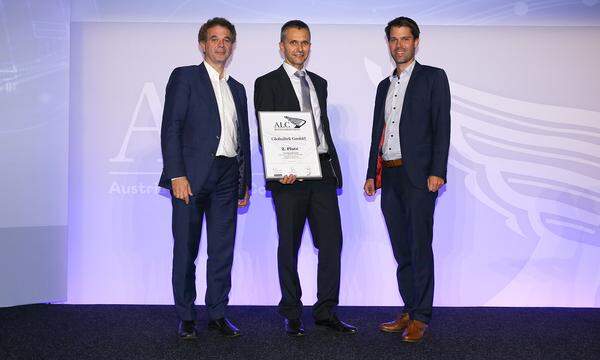 Auszeichnung 2. Platz, Kategorie National Kleinbetriebe für die Globaltek GmbH (v.l.): Wirtschaftskammer-Direktor Christoph Jenny, Preisträger und Globaltek-Geschäftsführer Thomas Wiedemann und Porsche Dornbirn/Bregenz/Hard-Geschäftsführer Hannes Wölfl.