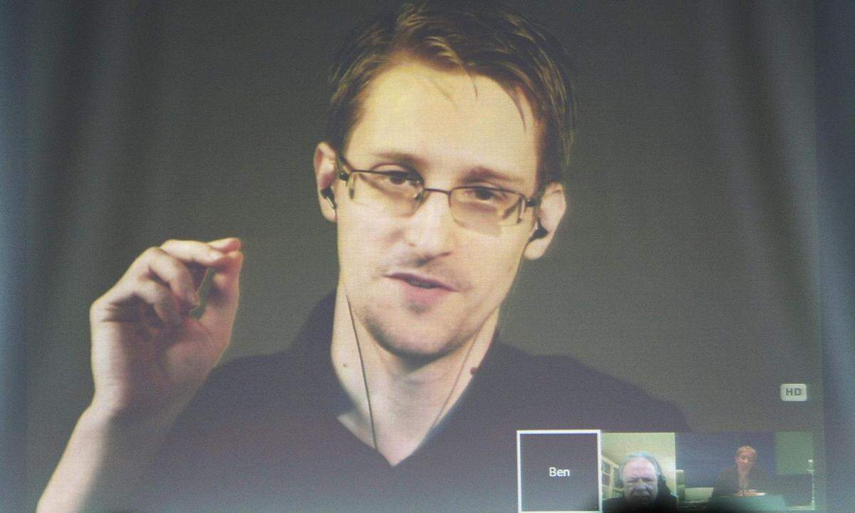 Der frühere US-Geheimdienstmitarbeiter Edward Snowden begrüßte die Begnadigung Mannings und schrieb auf Twitter: "Danke, Obama." Snowden hatte selbst als Whistleblower die NSA-Abhöraktionen öffentlich gemacht und muss eine hohe Strafe in den USA befürchten, falls er aus seinem Asyl in Russland dorthin zurückkehrt.