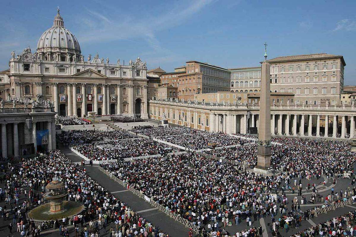 Sankt Peter im Vatikan in Rom fasst 20.000 Menschen und ist mit einer überbauten Fläche von 15.160 Quadratmetern eines der größten Kirchengebäude der Welt.