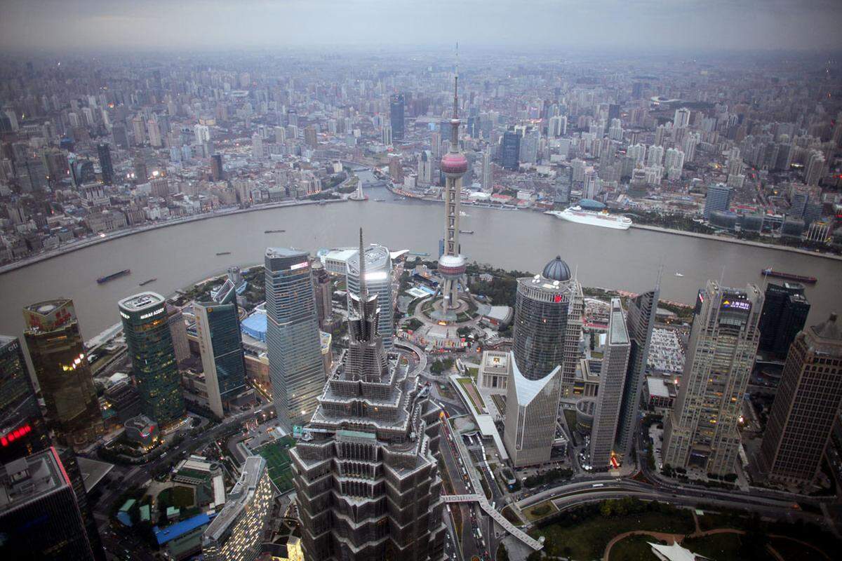 Shanghai  ist eine Stadt der Superlative. 2014 wird etwa das Metro-System mit einer neuen Hochgeschwindigkeits-Linie komplettiert und damit zum drittlängsten Netz der Welt. Und auch der 121-geschosseige Shanghai-Turm wird bald das größte Gebäude Chinas und das zweitgrößte der Welt sein.