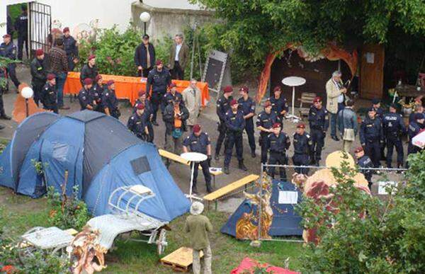 Das Zeltlager der Aktivisten gegen den Bau eines Konzertsaals der Sängerknaben, die seit Montag am Wiener Augartenspitz campierten, ist am Mittwoch Früh von der Polizei geräumt worden.