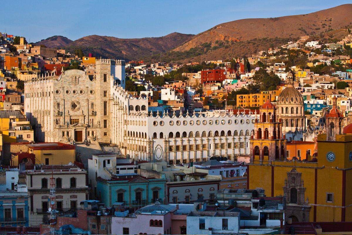 Diese mexikanische Kolonialstadt gehört zum UNESCO Weltkulturerbe und war die einstige Silber-Stadt Neuspaniens. Guanajuatos Fassaden tragen alle Farben. Noch interessanter sind aber wahrscheinlich die Tunnelsysteme der Stadt. Guanajuato ist ein kleiner Hasenbau für Autofahrer.