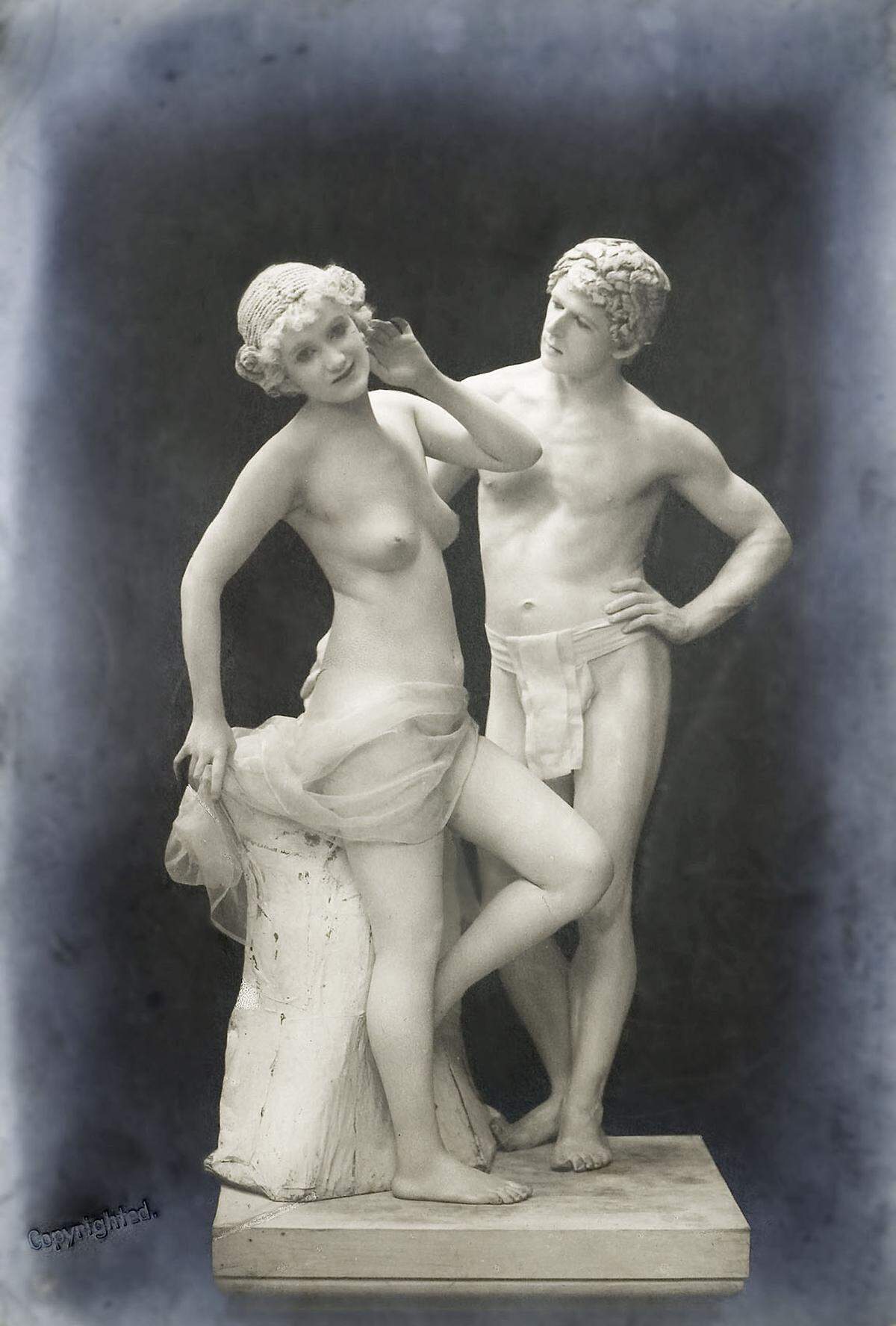 OTTO SKOWRANECK Lebende Marmorbildwerke: Olga Desmond und Adolf Salge, 1908 Gelatin silver print 21,8 x 14,7 cm © Otto Skowraneck