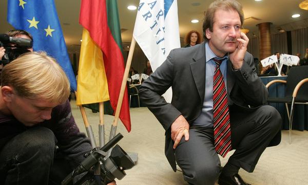 Der fraktionslose litauische Europaabgeordnete Viktor Uspaskich verdient sich etwa drei Millionen Euro pro Jahr dazu. 