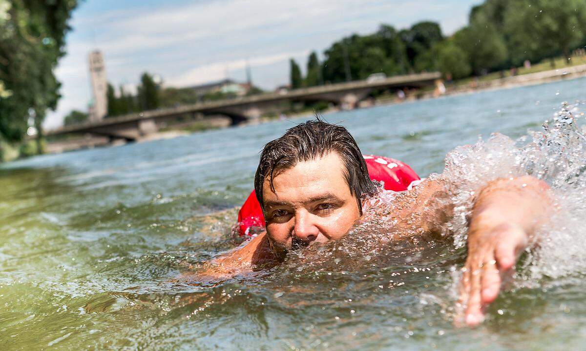 "Das Isarwasser ist fast so sauber wie das aus der Leitung", der sich mit dem Verein Isartreiben auch für ein Flussbad einsetzt. Auf dem Weg treibt er unter vier Brücken hindurch. Oben bleiben oft Menschen stehen und winken.  