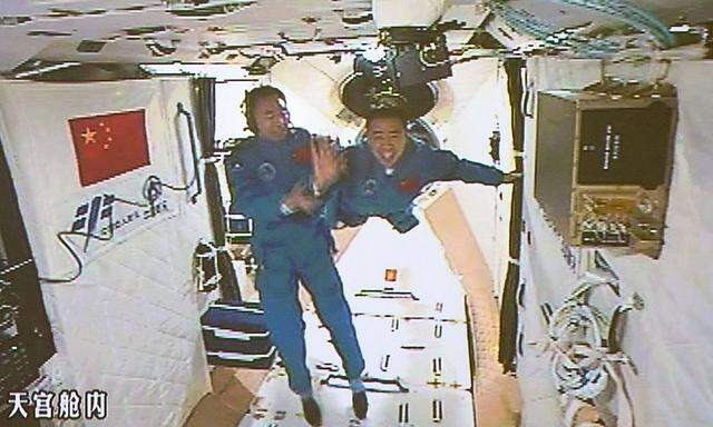 Jing Haipeng und Chen Dong grüßen aus dem chinesischen Raumlabor "Tiangong 2"