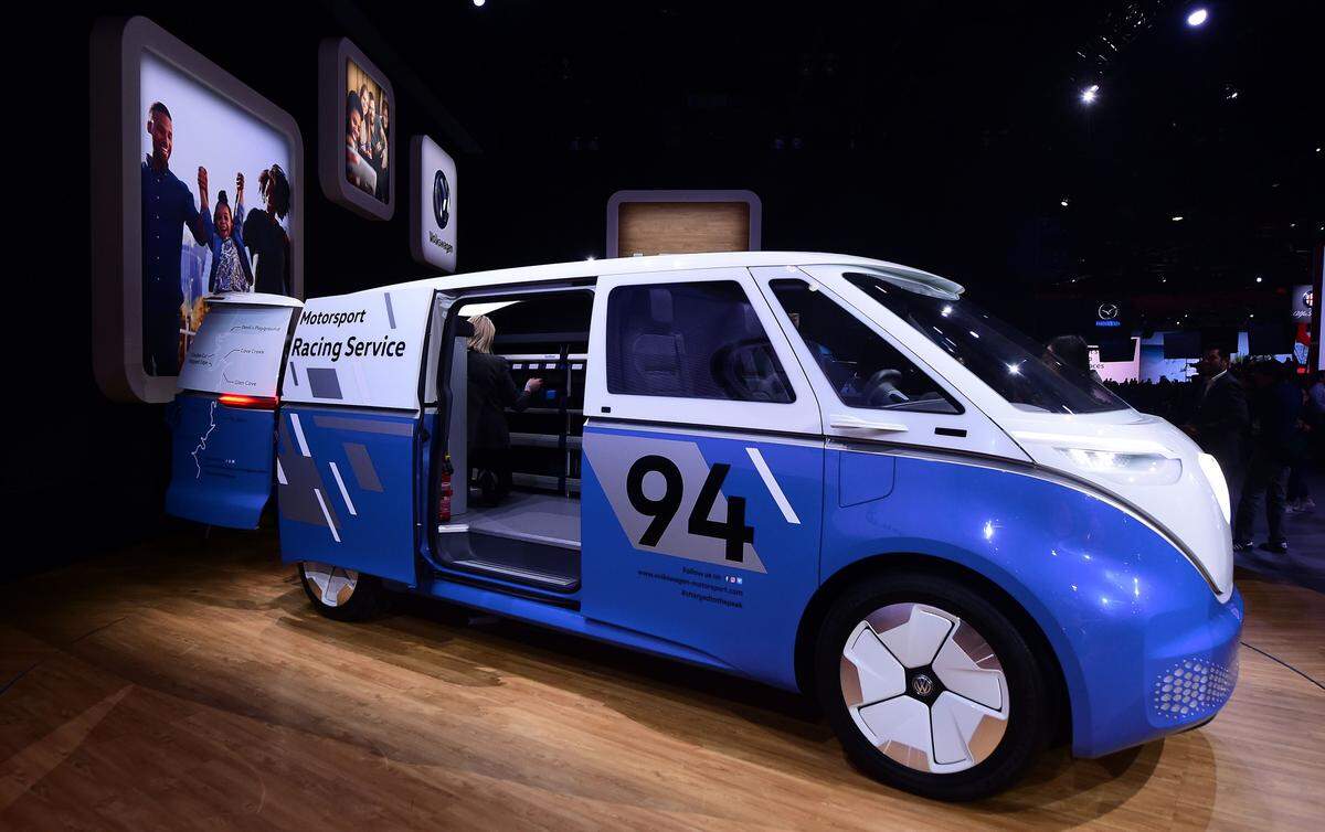 VW baut derzeit vier Werke in Deutschland komplett auf die Produktion von Elektroautos um. Ein Werk spezialisiert sich dabei auf den "Buzz".