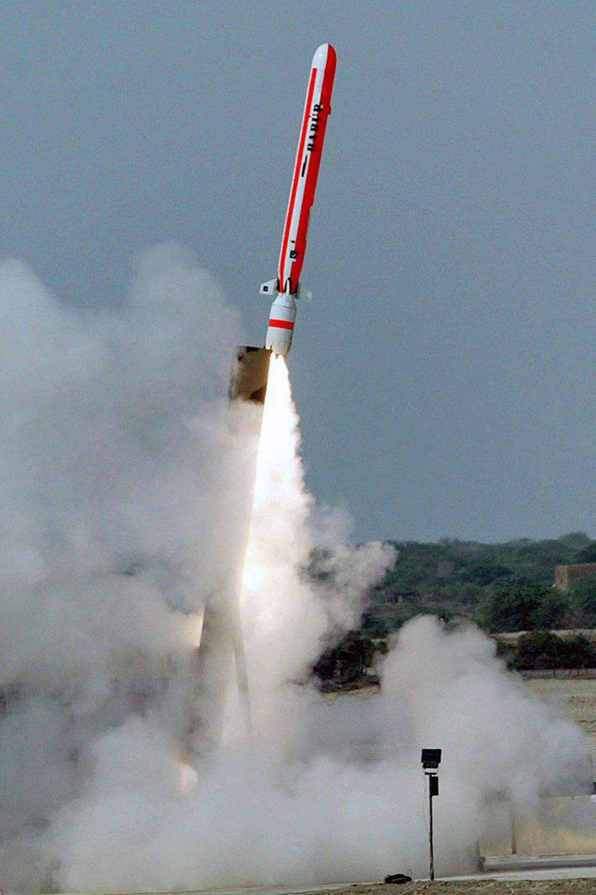 Seither schoss Pakistan vier weitere Raketen in den Himmel. Die bisher letzte wurde am 5. Juni getestet. Bei ihr handelte es sich um den Typ Hatf VII. Laut dem pakistanischen Außenministerium soll sie eine Reichweite von 700 Kilometern aufweisen und Atomsprengköpfe transportieren können.