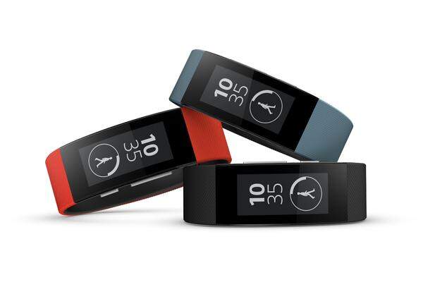 Sony stattet sein nächstes Fitness-Armband mit einem kleinen Display aus, was die Bedienung erheblich vereinfachen dürfte. Das SmartBand zählt Schritte und überwacht Schlafphasen. Als Besonderheit wurden ein Mikrofon und ein Lautsprecher als Freisprecheinrichtung integriert.Ende Q3, rund 160 Euro