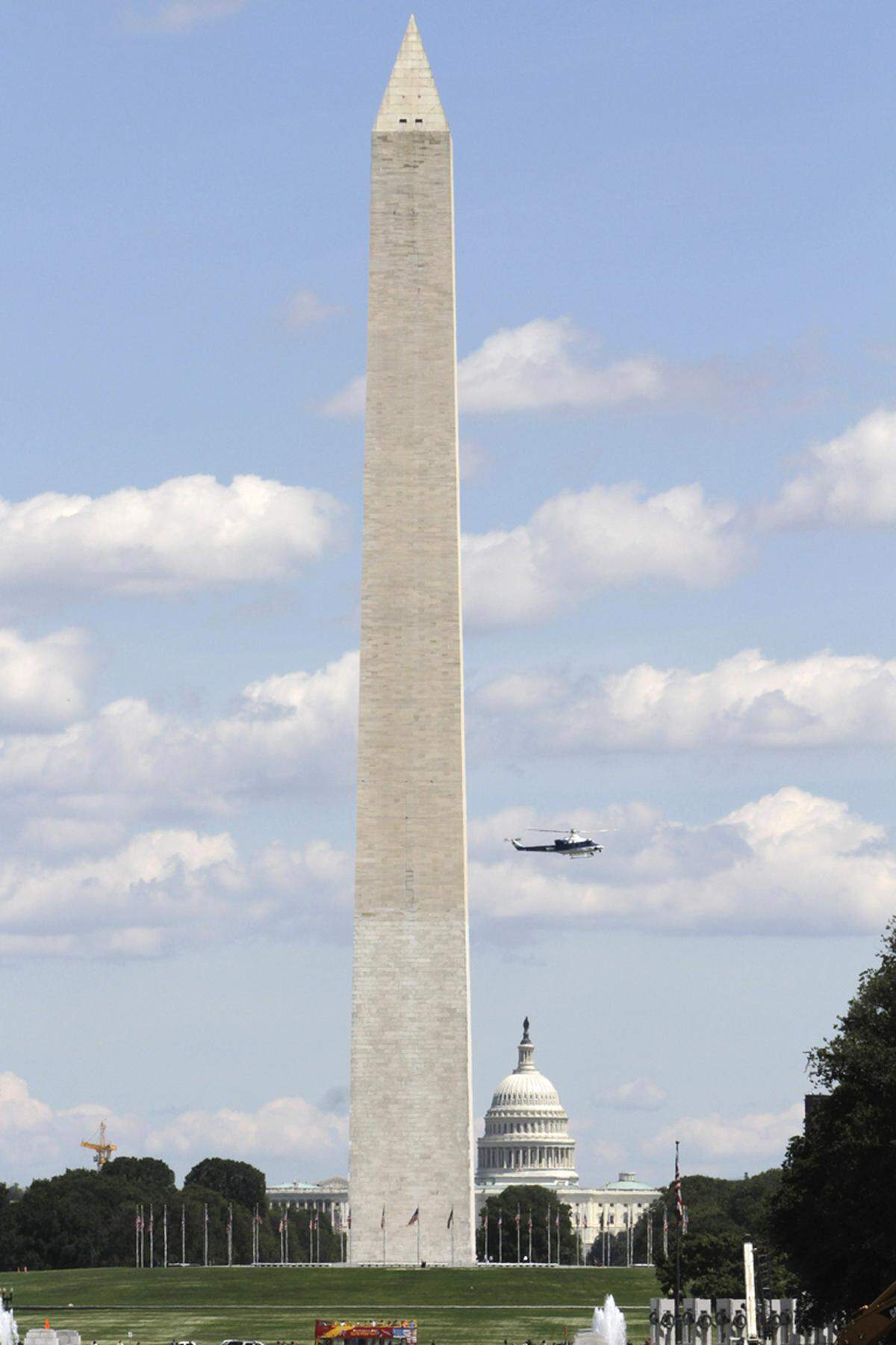 Ebenfalls beschädigt wurde offenbar das Washington Monument. Am oberen Teil des knapp 170 Meter hohen Marmor-Obelisken sei ein Riss entdeckt worden, teilte das National Park Service mit. Das Bauwerk wurde bis auf weiteres aus Sicherheitsgründen geschlossen.