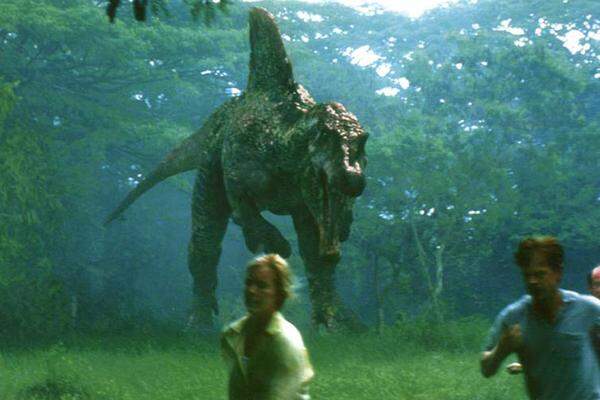 Der dritte Streifen, "Jurassic Park III" (2001), war kurz (93 Minuten) und legte keinen Wert auf die Zeichnung und Entwicklung der Filmcharaktere. Aber wie schneidet denn nun der neue "Jurassic"-Film, eine Mischung aus Fortsetzung und Reboot, ab?