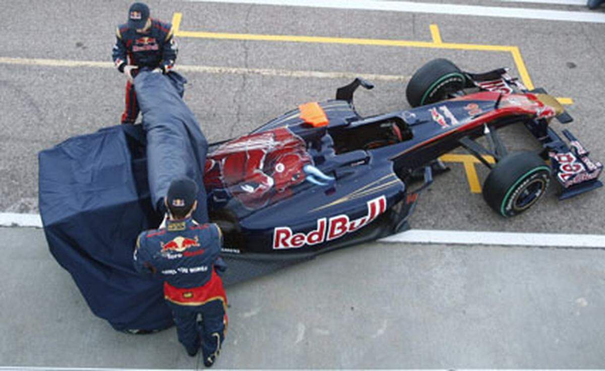Die "kleinen" Bullen zeigten gleich neben der Mercedes-Box, womit sie 2010 überraschen wollen. Der STR5 ist das erste Toro-Rosso-Auto, das aufgrund neuer Regelungen separat vom Schwesternteam Red Bull Racing gebaut und designt werden musste.