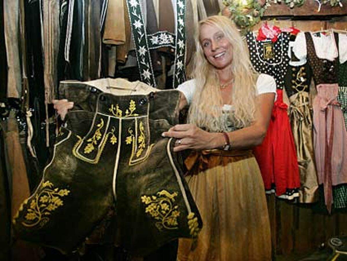 Die Inhaberin des Second Hand Ladens "Holraeidulijoe", Michaela Klein, präsentiert stolz eine historische Lederhose. Ihr Laden hat sich auf getragene traditionelle bayerische Männer-und Frauentrachten spezialisiert.Um für das Münchner Oktoberfest passend gekleidet zu sein, probieren viele Bayern und Nicht-Bayern Trachten an.