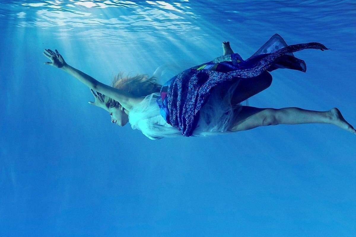 Jetzt wird es wieder lieblich: Meerjungfrau ist ein Traumjob für junge Damen, besonders in Las Vegas. Ihre Aufgaben? Hübsch aussehen, herumschwimmen und Fische füttern.