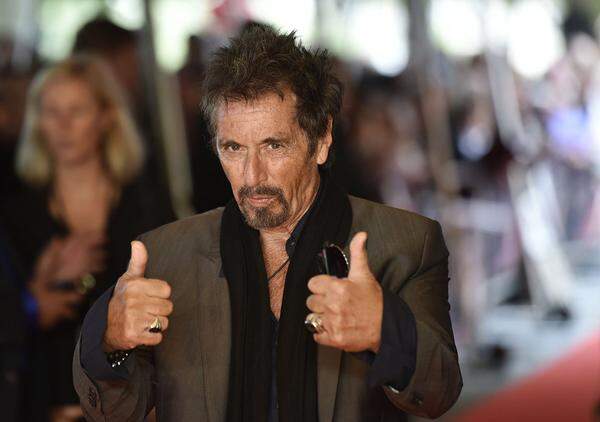 Al Pacino wurde mit 61 Jahren Vater von Zwillingen. Scheinbar war das aber ein bisschen zu viel für die Eltern - Ein Jahr nach der Geburt folgte die Scheidung von Beverly D’Angelo.
