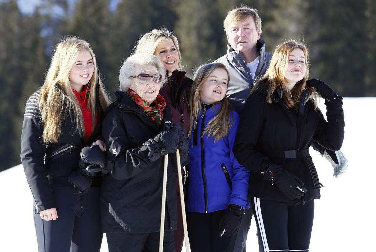 Das holländische Prinzessinnen-Dreiergespann ist mittlerweile ganz schön erwachsen geworden. Amalia, Alexia und Ariane posierten hier mit Oma Prinzessin Beatrix und den Eltern, König Willem-Alexander und Königin Máxima, für das jährliche Winter-Urlaubsfoto aus Lech.