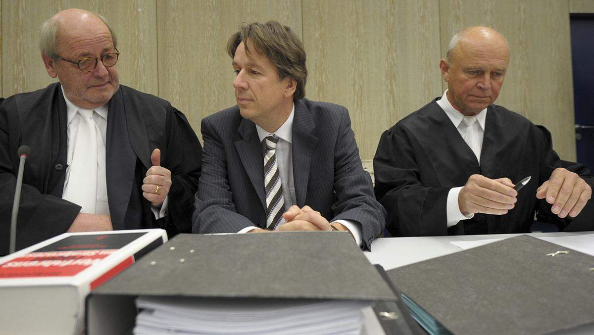 Am 29. November wechselte Kachelmann überraschend nach 15 Verhandlungstagen seine Verteidiger - Reinhard Birkenstock (links) und Klaus Schroth beenden das Mandat, es übernimmt der Hamburger Strafverteidiger Johann Schwenn.