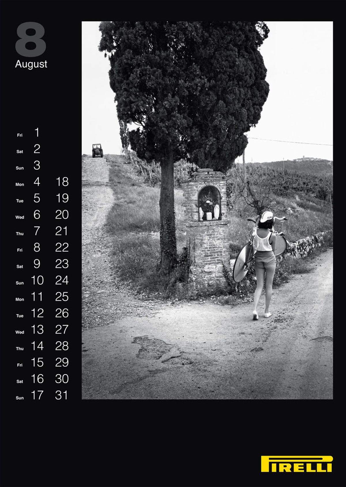 Nostalgisch muten die Bilder des Pirelli-Kalenders 2014 an, die jetzt in Italien veröffentlicht wurden. Kein Wunder, schließlich stammen sie von Kultfotograf Helmut Newton aus dem Jahr 1986.