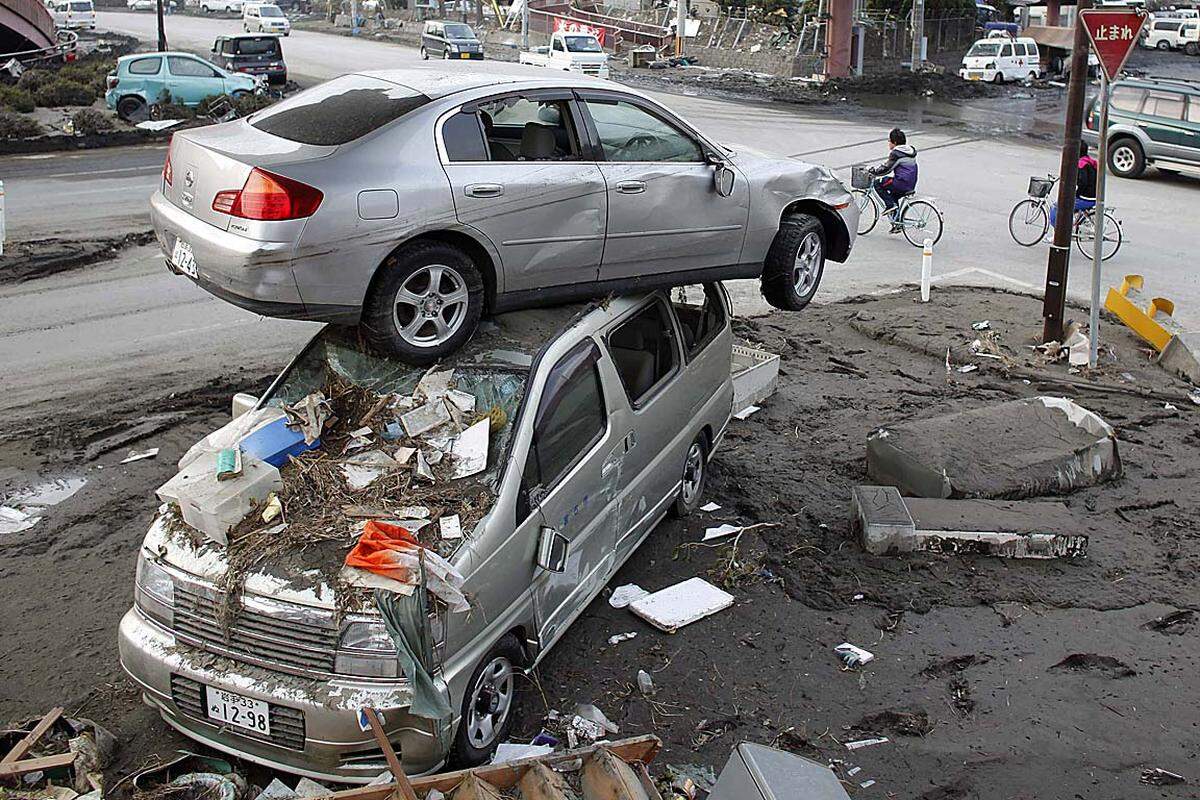 Montag (14. März): Der Tsunami hat in Miyako Autos gestapelt.