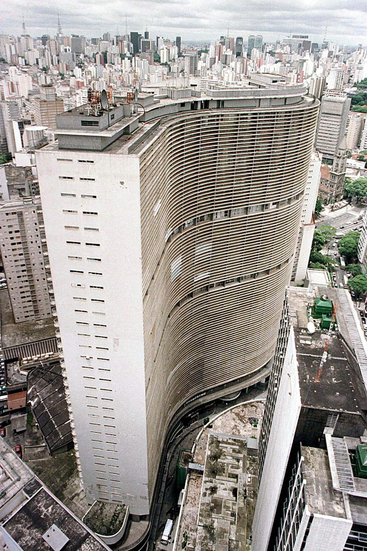 140 Meter ist das Wohnhaus Edifício Copan in Sao Paulo hoch. Es beherbergt 32 Stockwerke. Das nach der antiken Maya-Stadt Copán in Honduras benannte Gebäude ist ein Bauwerk der Superlative: Es verfügt über die weltweit größte Wohnfläche und ist eines der höchstes Gebäude Südamerikas. Gebaut wurde es zwischen 1957 und 1966.