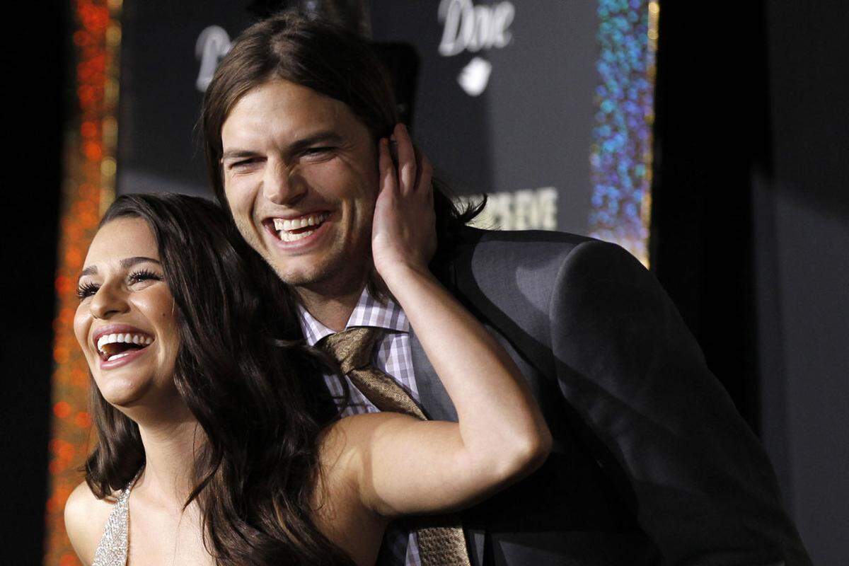 Ashton Kutcher und Mila Kunis gaben sich am ersten Juli-Wochenende das Jawort. Das berichtet das "People"-Magazin unter Berufung auf einen Freund des Paares. Details sind keine bekannt.Der 37-jährige "Two and a half men"-Star und die 31-jährige "Ted"-Darstellerin kennen sich bereits seit 1998. Damals lernten sie sich am Set der Sitcom "Die wilden Siebziger" kennen. "Mein erster richtiger Kuss bekam ich von ihm vor der Kamera", sagte Kunis dem "W-Magazin". "Jeder schwärmt für einen Hollywoodstar, ich heirate meinen."Juli 2015