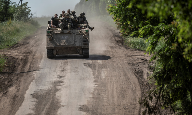 Auch rund um die monatelang umkämpfte und schließlich gefallene Stadt Bachmut wagen ukrainische Einheiten Vorstöße auf gepanzerten Fahrzeugen.