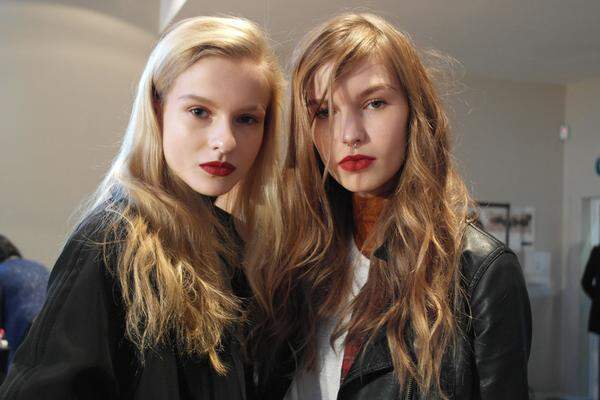Nur noch auf ihren Einsatz warten diese beiden polnischen Models. Die Redakteurin reiste auf Einladung von Mac Cosmetics zur Fashion Week nach London. 