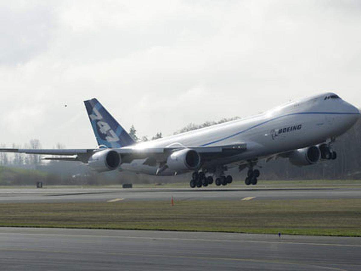Die beiden Riesenflieger verdienen diesen Namen. Die neue 747-8 von Boeing ist mit einer Flügelspannweite von 68,5 Metern aber um über zehn Meter schmäler....