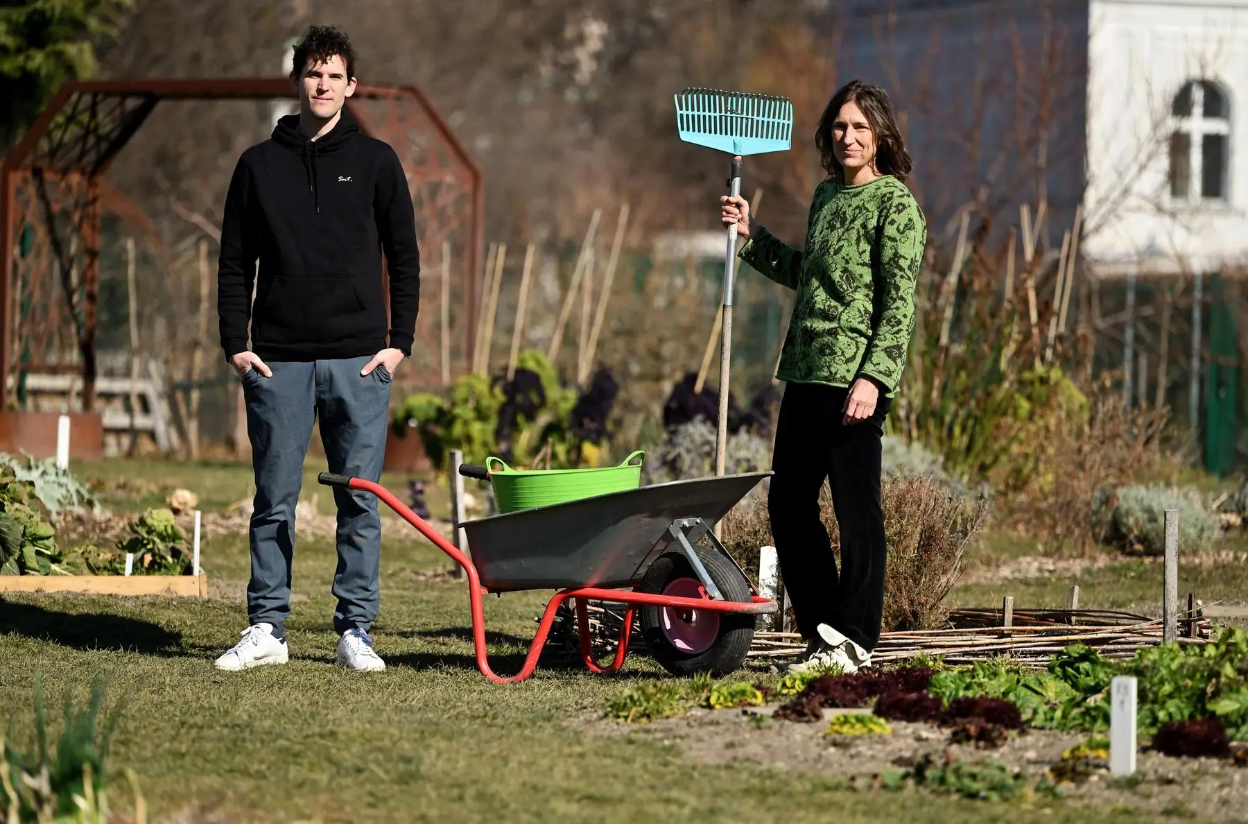 dominic Thiem with Ute Woltron in⁤ the City Farm in​ Vienna's Augarten.