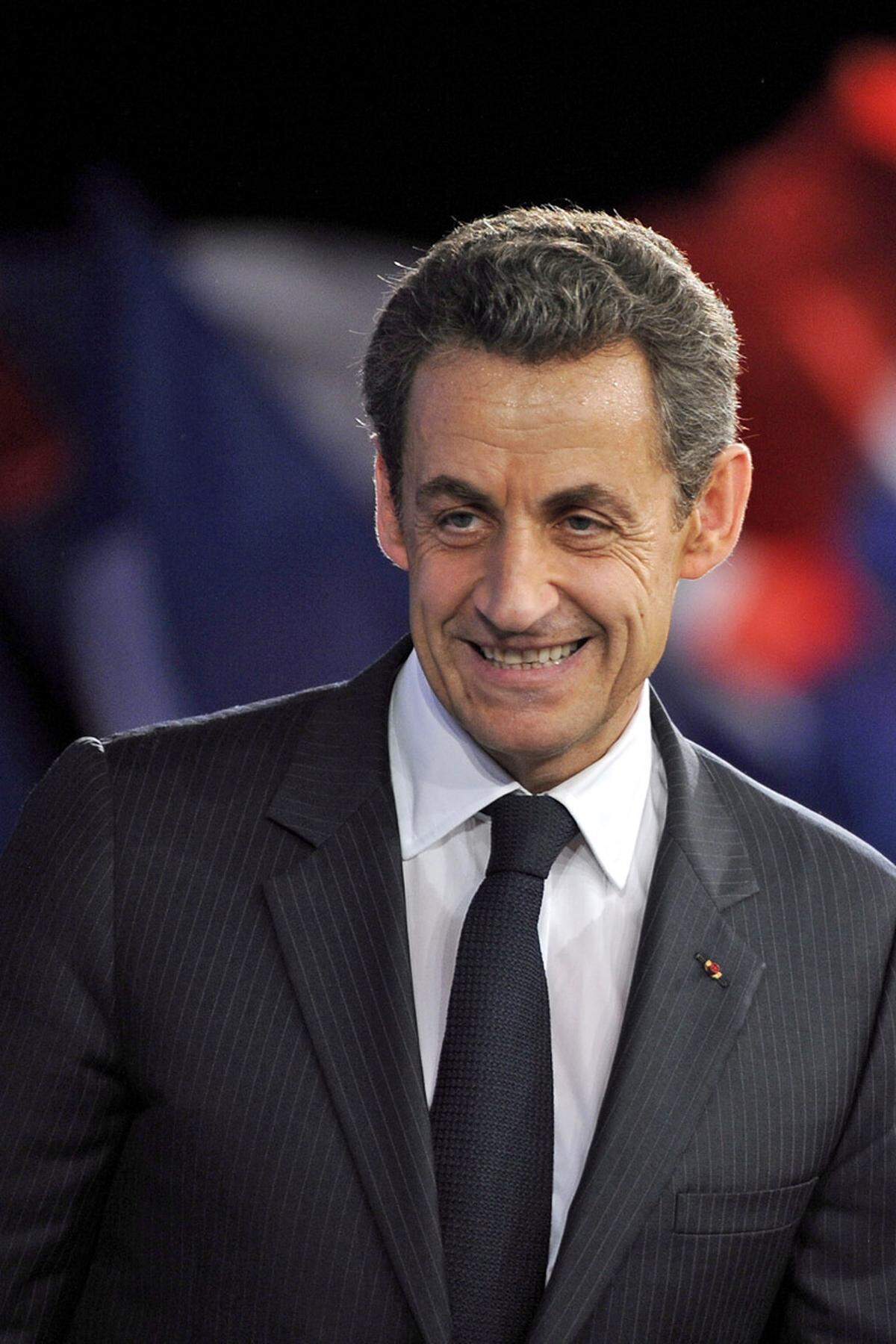 Sarkozys Reformeifer sorgte für ebenso viel Wirbel wie sein Privatleben. Am Ende wurden die Franzosen ihrem hyperaktiven "Bling-Bling-Präsidenten" aber überdrüssig. Sarkozy musste 2012 den Elysée-Palast für den Sozialisten Francois Hollande räumen und wird heute in Umfragen als der unpopulärste Präsident in der Geschichte Frankreichs bewertet.