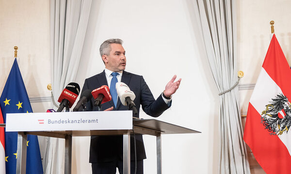 Am Montagabend hat Bundeskanzler Nehammer ein Statement zu den Vorwürfen abgegeben.