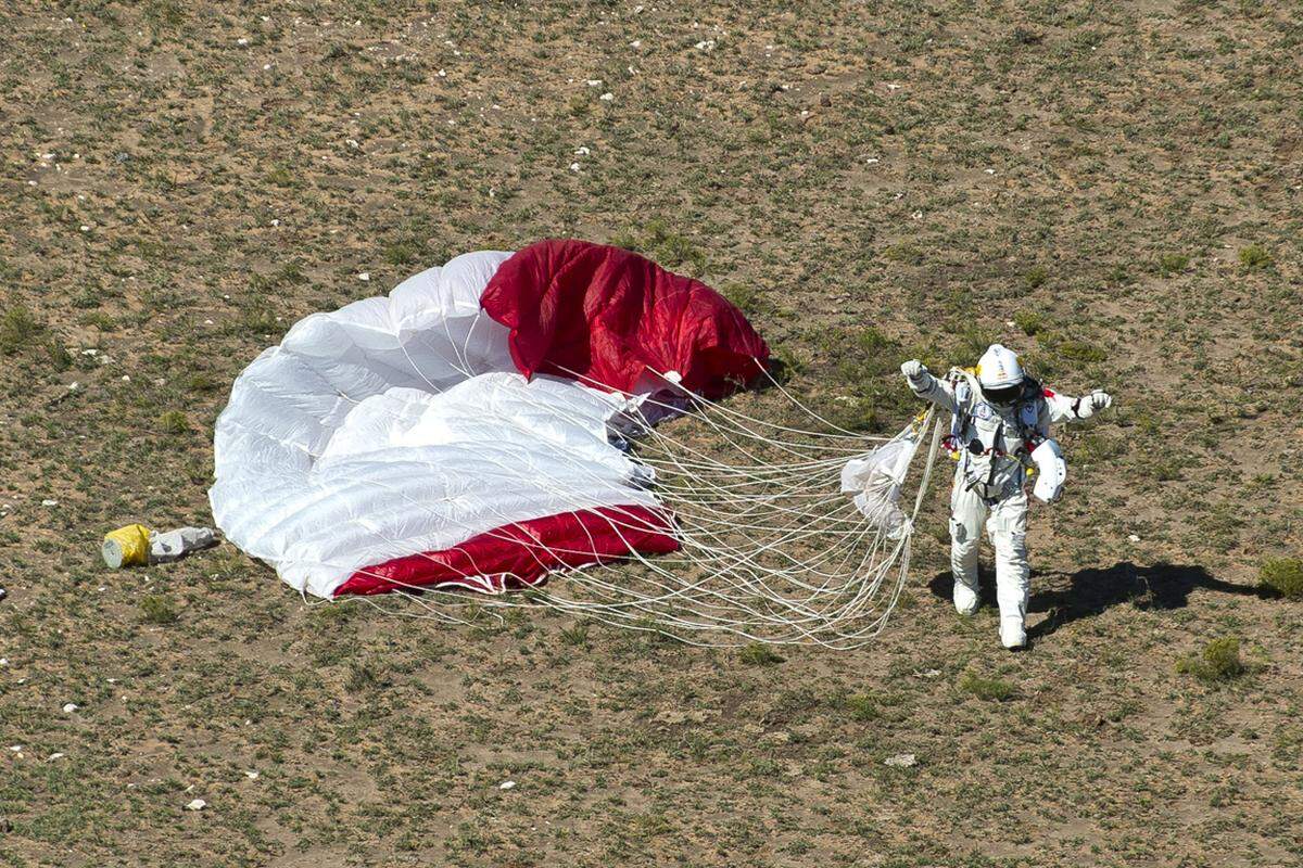 14. Oktober, Roswell, USA. Extremsportler Felix Baumgartner hat sich soeben mit dem "Stratos"-Sprung einen Lebenstraum erfüllt.