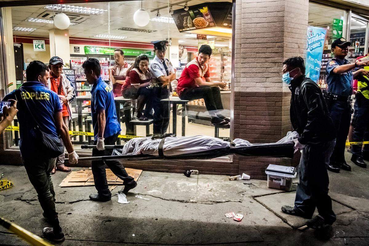 Für die "New York Times" entstand die - teilweise extremst brutale - Fotoserie "They Are Slaughtering Us Like Animals". Daniel Berehulak dokumentierte in Manila, Philippinen, den brutalen Anti-Drogen-Kampf von Präsident Rodrigo Duterte. Dieses Foto zeigt den Abtransport der Leiche des 36-jährigen Edwin Mendoza Alon-Alon, der vor einem Supermarkt von einem Unbekannten erschossen wurde.  >> Zur Geschichte in der "New York Times"