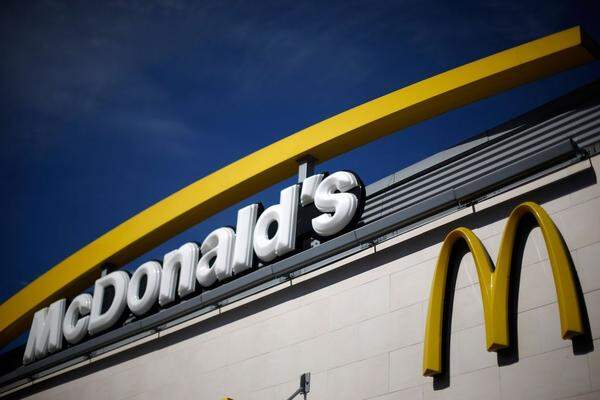 Der Burgerbrater McDonald's ist die Fastfood-Marke Nummer 1, in der Gesamtwertung belegt die Marke Platz 10. Sie hat um zehn Prozent zugelegt und ist jetzt 97,7 Mrd. Dollar wert.
