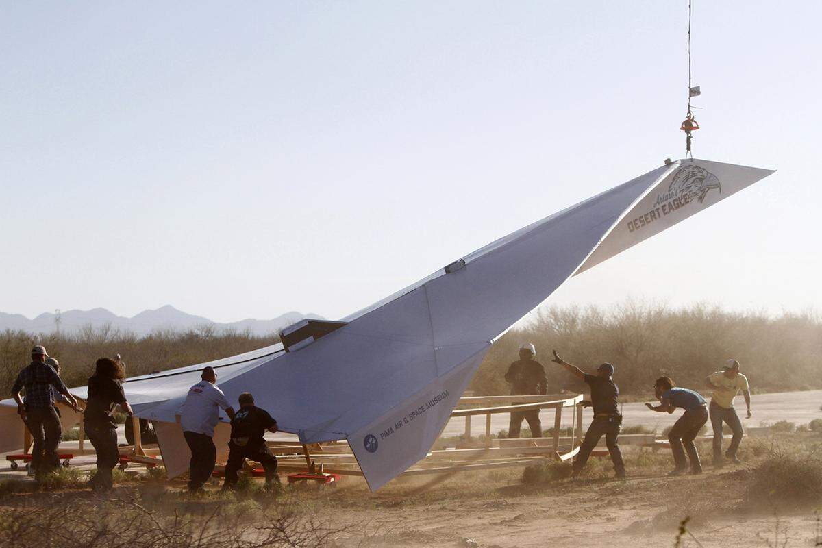 Im "Pima Air and Space Museum" im US-Bundesstaat Arizona wird ein 14 Meter langer Papierflieger flugtüchtig gemacht. Mit der Aktion will man das Thema Luftfahrt für die Jugend interessante machen.