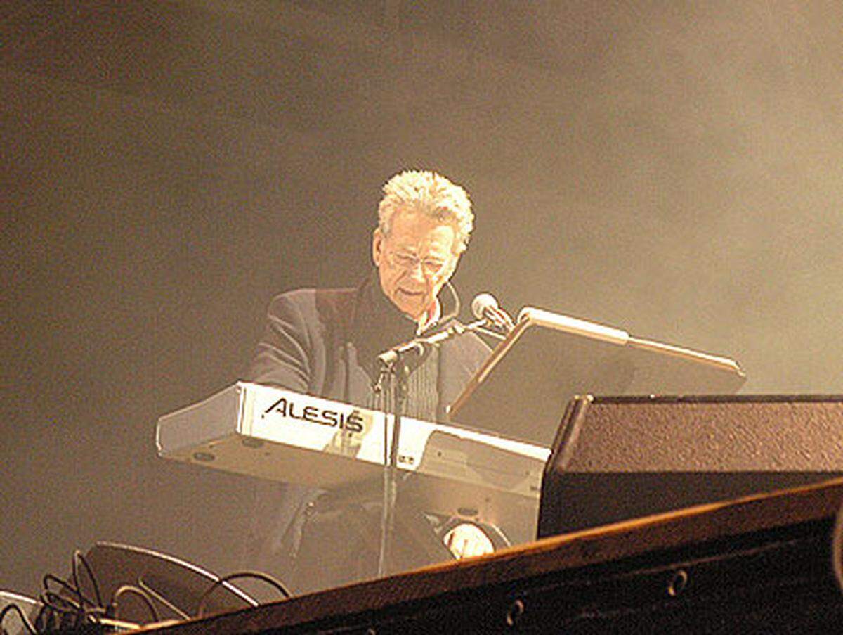 Als Bandleader fungiert Ray Manzarek, der mit seinem charakteristischen Klängen als Organist der "Doors" maßgeblich zum Erfolg der Band beigetragen hat.
