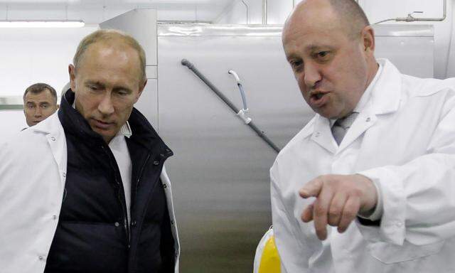 Freundschaften in Russland. Das Bild zeigt Putin und Prigoschin anno 2010 in einer Fabrik Prigoschins, wo Essen für Petersburger Schulkinder gekocht wurde.