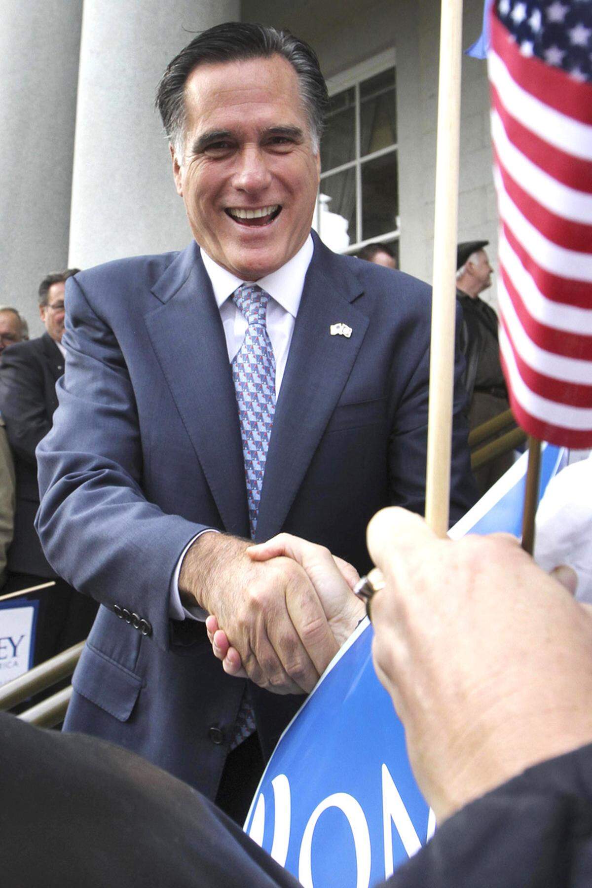Zuletzt sandte Romney mit einer harschen Position in der Immigrationsfrage Signale nach rechts aus. Wegen seiner wechselhaften Politik gilt er vielen Konservativen freilich immer noch als windelweich und „wischiwaschi“. Vor allem die Gesundheitsreform, die er in Massachusetts durchgesetzt hat, macht ihn für sie verdächtig.