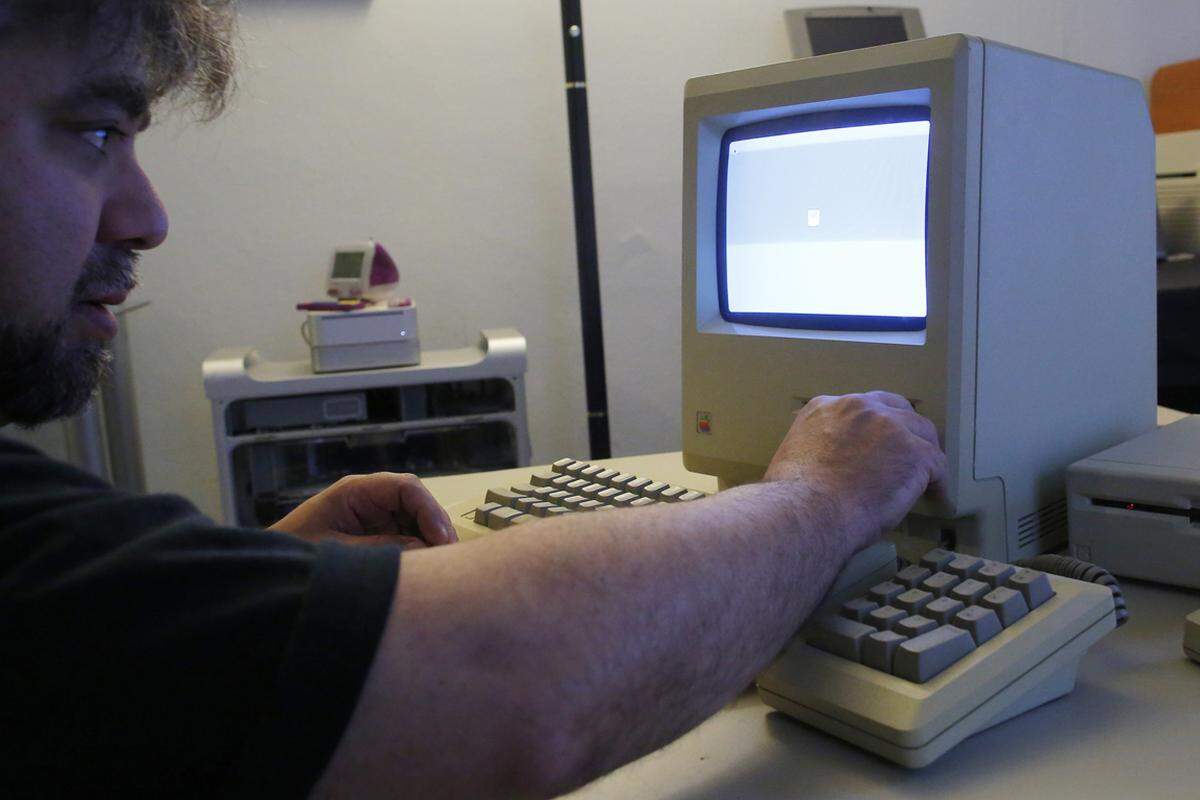 Der Rechner sollte nicht länger über kryptische Kommandos bedient werden, sondern intuitiv mit Bildschirmsymbolen und Menüs mit Hilfe einer Maus. Die Konfiguration des ersten Macs: Neun Zoll Schwarzweiß-Bildschirm, 400 Kilobyte Diskettenlaufwerk, 128 Kilobyte Arbeitsspeicher.