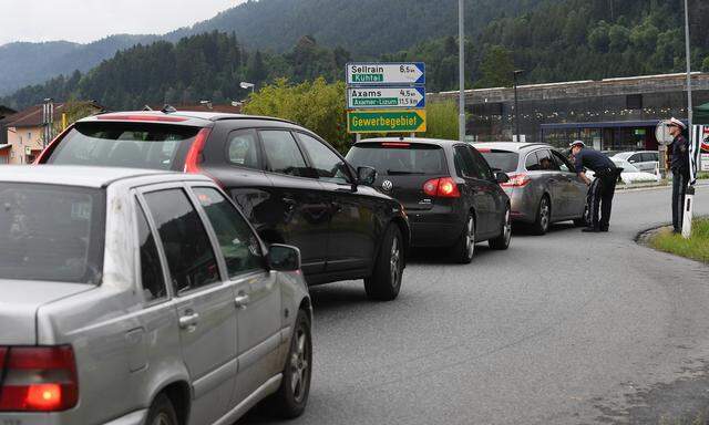 Kontrollen wie diese in Kematen, bei denen Transitreisende nicht von der Autobahn gelassen werden, erzürnen Deutschland. Doch die Fahrverbote in Tirol bleiben vorerst.