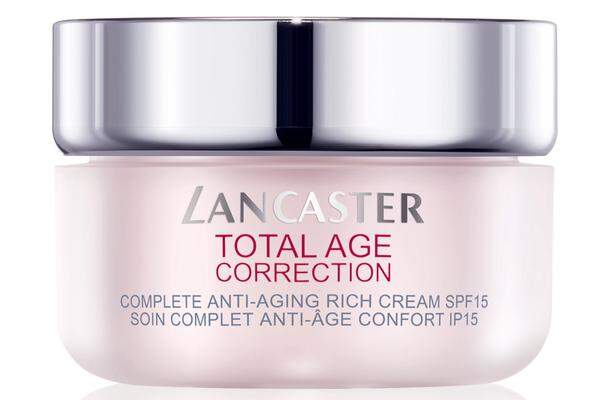 Von Lancaster gibt es aus der „Total Age Correction“ neben einer leichteren Formulierung auch die „Rich Day Cream“ mit hautähnlicher Lipidstruktur (86 Euro).