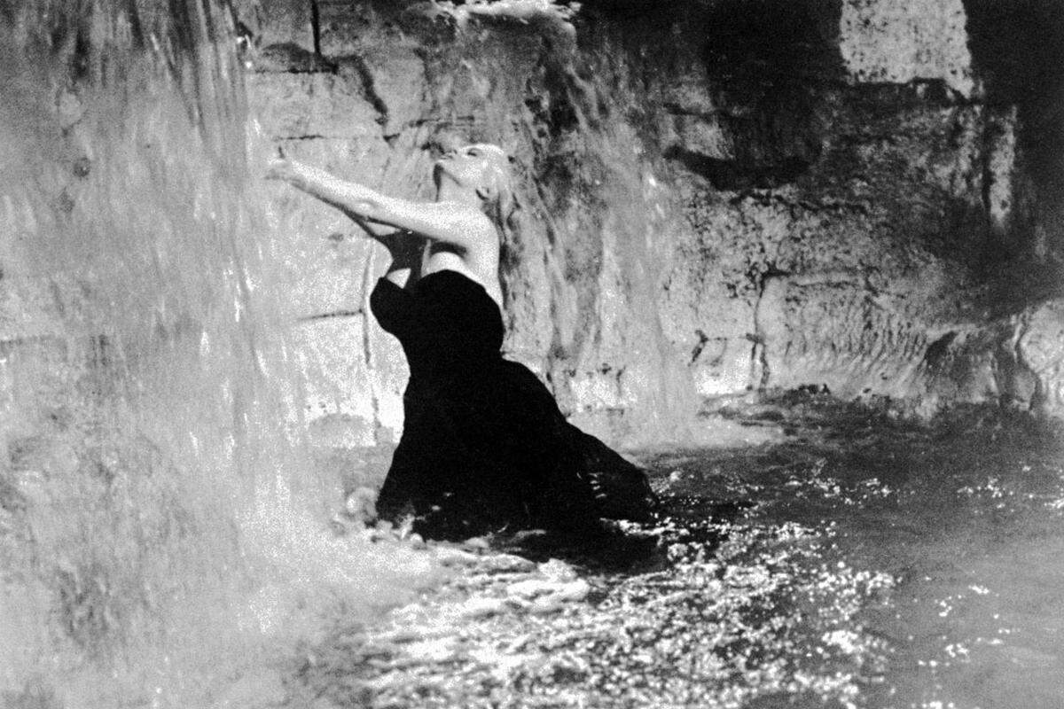Ekberg war in den 1950er Jahren ein Sexsymbol, zu ihren berühmtesten Auftritten gehört die Badeszene im Trevi-Brunnen in Fellinis "La Dolce Vita" (Das süße Leben).