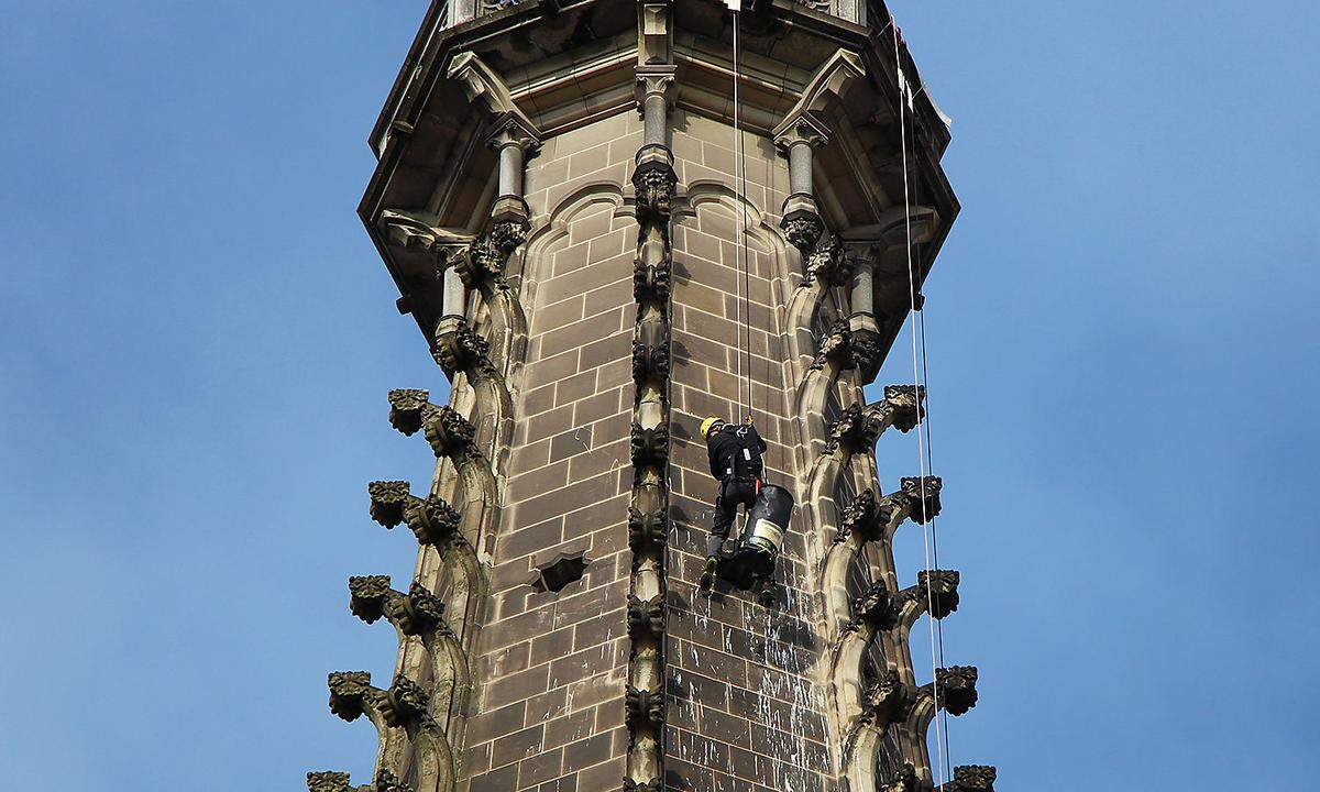Abgeseilt von der Turmspitze unterzieht er so den Turmhelm einer umfangreichen Untersuchung, um etwaige Schäden durch Witterung festzustellen. Derartige Befundungen finden regelmäßig alle zwei bis drei Jahre statt, wie die Diözese berichtet.