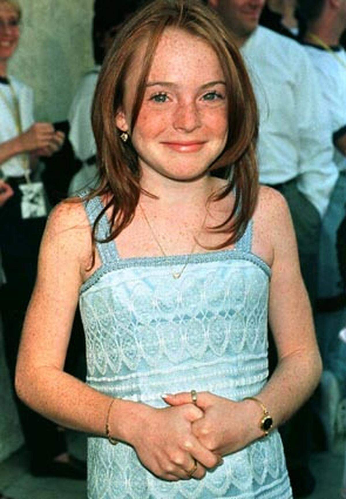 Als niedliches Mädchen in der Komödie "Ein Zwilling kommt selten allein" macht Lohan 1998 als 12-Jährige erstmals auf sich aufmerksam.