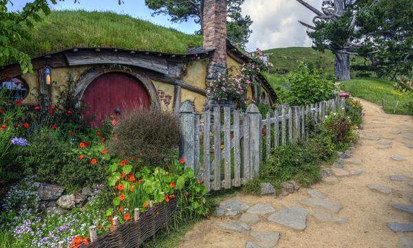 Ein Must-See für alle „Herr der Ringe“- und „Der Hobbit“-Fans auf Neuseeland-Tour: Seit dem ersten „Herr der Ringe“-Streifen ist der Tolkien-Tourismus in Neuseeland ungebrochen. Zu den beliebtesten Pilgerstätten gehört „Hobbingen“ oder „Hobbiton“ (im englischen Original) - die Heimat der Hobbits. Das „Auenland“ findet sich jedoch nicht in Mittelerde, sondern ist ein Filmset in der Nähe der Stadt Matamata auf der Nordinsel des Landes. In dem dauerhaft nachgebauten Hobbit-Dorf können Besucher wie Ringträger Frodo durch die Eingangstür eines Hobbit-Hauses krabbeln oder sich ein Bier im Hobbit-Pub „Zum Grünen Drachen“ gönnen.