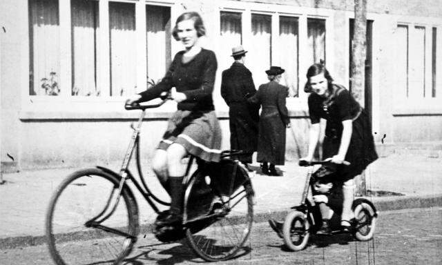 „Anne Franks Wiener Stiefschwester“: Eva Geiringer (links im Bild) 1940 in Amsterdam.